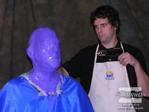 לחיצה להגדלת תמונה כדי להאיץ את תהליך ההתמצקות של הסיליקון, ניתן להשתמש באקדח אוויר חם. חשוב לוודא שהאוויר אינו חם מדי וגורם למודל להרגיש לא בנוח. לאחר שסיליקון הBody Double התמצק אפשר להכין את מעיל התמיכה.