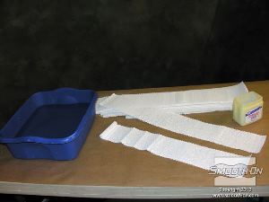 לחיצה להגדלת תמונה מעיל התמיכה (גיבוי) יוכן מתחבושות גבס חתוכות מראש.