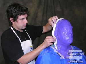 לחיצה להגדלת תמונה מכינים מעיל תמיכה הבנוי משני חצאים בעזרת תחבושות הגבס. הצעד הראשון הוא להכין את קו ההפרדה בין חצאי התבנית לאורך הנקודה הגבוהה בראש המודל.