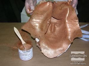 לחיצה להגדלת תמונה מורחים בזהירות Cast Magic® Bronzonker בתוך התבנית. יש לכסות את כל האזורים כולל האזורים העמוקים כמו האוזניים. חשוב לא למרוח הרבה מדי ולהוציא עודפים של Cast Magic® Bronzonker  מהתבנית כדי לא לגרום לפגמים ביציקה.