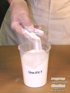 לחיצה להגדלת תמונה פילר הUre-fil® 7 מגיע בצורת אבקה. מטרת הפילר היא לשפר את היציבות המימדית של הפוליאוריתן. בנוסף, התוסף מסמיך את השרף באופן מושלם ליציקה סיבובית - יציקה ברוטציה. 