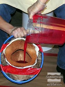 לחיצה להגדלת תמונה יוצקים את התערובת אל התבנית.