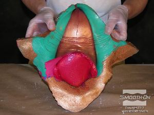 לחיצה להגדלת תמונה לאחר שהפוליאוריתן והקצף סיימו להתמצק אפשר להוציא את היציקה מהתבנית.