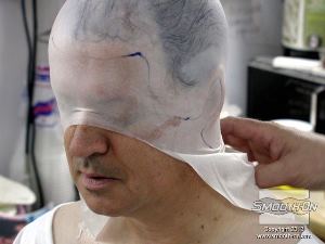 לחיצה להגדלת תמונה מניחים כובע קרחת על ראש המודל כדי להגן  על השיער.