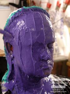 לחיצה להגדלת תמונה השכבה השניה של הסיליקון עם המעבה נמרחה. ניתן לראות את עובי הסיליקון שמתקבל.