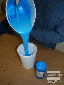 לחיצה להגדלת תמונה אחרי שמסיימים לערבב, מעבירים את האלגינט למיכל חדש ונקי עבור היציקה.