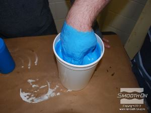 לחיצה להגדלת תמונה אחרי טבילה ראשונה של היד באלגינט על המודל להוציא אותה מעט כדי למנוע ממתח פנים שאולי קיים על העור לגרום להווצרות בועות ביציקה.