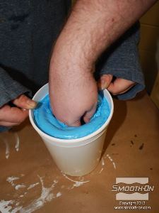 לחיצה להגדלת תמונה לאחר ההתמצקות המודל מוציא את היד. אין שאריות אלגינט על יד המודל.