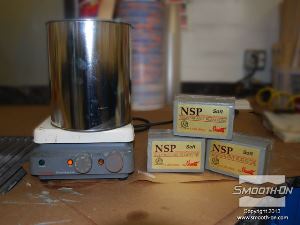 לחיצה להגדלת תמונה מתיכים חימר מעצבים מסדרת NSP על פלטת חימום כדי לשפוך אותו לתוך התבנית.