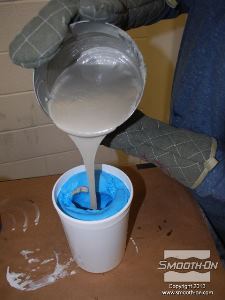 לחיצה להגדלת תמונה לאחר שחימר המעצבים הותך, שופכים אותו אל תבנית האלגינט שהכנו.