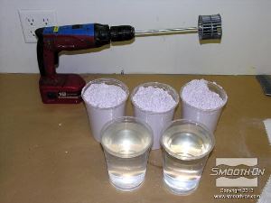 לחיצה להגדלת תמונה מודדים את האלגינט ®Alja-Safe ואת המים. משתמשים בקצת פחות מים מאלגינאט (לפי נפח) וכך מתקבל אלגינט סמיך יותר.