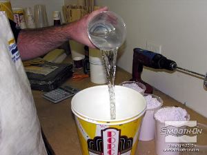 לחיצה להגדלת תמונה שופכים את המים למיכל הערבוב.