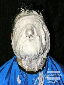 לחיצה להגדלת תמונה מפסיקים למרוח כאשר כל פני המודל מכוסים. חשוב: להשאיר חורים באף כדי שהמודל יוכל לנשום.