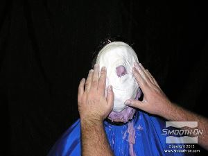 לחיצה להגדלת תמונה מחליקים את המשטח החיצוני של מעיל התמיכה בזמן שהגבס עדיין לח.