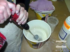 לחיצה להגדלת תמונה מערבבים עם מקדחה המחוברת למערבל כדי להכין את מנת החומר במהירות.