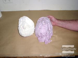 לחיצה להגדלת תמונה ליציקת הduoMatrix® NEO לוקח שעה (60 דקות) להתמצק. לאחר מכן היא מוכנה לחליצה. תחילה מורידים את מעיל התמיכה.