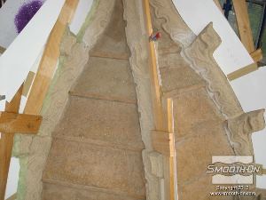 לחיצה להגדלת תמונה מכינים מחיצות הפרדה מ חימר מעצבים נטול גופרית ומעץ שיפרידו בין צידי הכיפה השונים. אוטמים את קיר האבן ואת המחיצות בעזרת חומר אטימה SuperSeal.