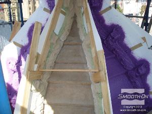 לחיצה להגדלת תמונה חוזרים על התהליך על כל צידי המודל. עובדים על כל חלק עד שתבנית הסיליקון מתמצקת ורק אז עוברים לחלק הבא.