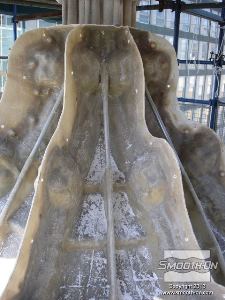 לחיצה להגדלת תמונה לאחר שתבנית הסיליקון התמצקה לגמרי, מתחילים להכים את מעיל התמיכה מסיבי זכוכית מוספגים בשרף אפוקסי - או שרף פוליאסטר. 