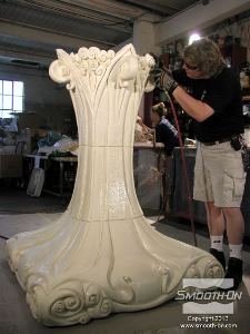 לחיצה להגדלת תמונה לאחר ש ציפוי הקלקר Styrocoat® מתמצק, משייפים את משטחי המודל ומחליקים אותם.