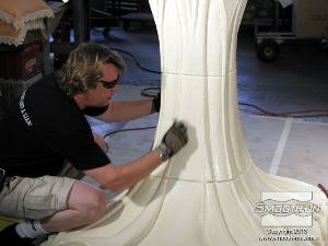 לחיצה להגדלת תמונה משייפים את המודל ביד כדי לקבל גימור ניתן לצביעה.