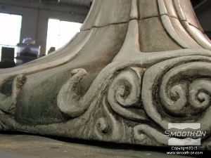 לחיצה להגדלת תמונה אביזר הבמה מקלקר מצופה Styrocoat® נראה כמו פיסול באבן אך שוקל קילוגרמים בודדים.