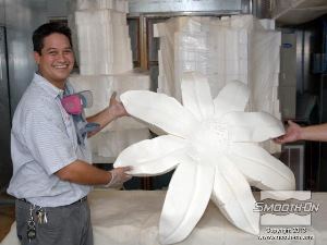 לחיצה להגדלת תמונה פיטר ירקה מציג את המודל המצופה בפלסטיק Styrocoat®. השלב הבא הוא שיוף המודל, צבעיתו וחיבורו לבסיס התות.