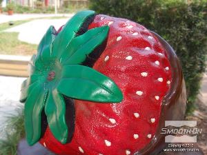 לחיצה להגדלת תמונה מבט מקרוב על העלים. התות פסל קלקר אחד מיני רבים בכפר 