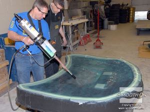 לחיצה להגדלת תמונה מרססים את הסיליקון להתזה EZ~Spray® Silicone 20 על גבי התבנית שעליה נרצה להכין את שקית הואקום הרב פעמית..