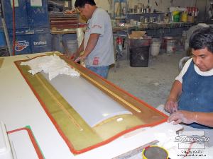 לחיצה להגדלת תמונה מכינים את המודל המקורי עבור תהליך הכנת התבנית. המודל הינו חצי מכנף ספוילר עבור מכונית.