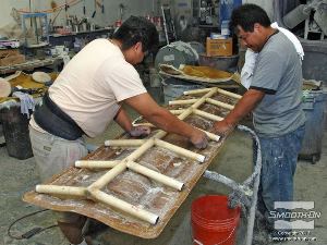 לחיצה להגדלת תמונה משתמשים בצינורות PVC כדי לספק תמיכה נוספת לתבנית.