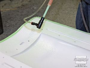 לחיצה להגדלת תמונה מרססים שכבה דקה של EZ~Spray® Silicone 20 על גבי התבנית באופן אחיד.