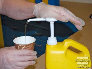 לחיצה להגדלת תמונה מודדים את החומרים בעזרת משאבות מכויילות מראש. לחיצה אחת על המשאבה מחלק A היא הכמות הנכונה עבור לחיצה אחת מהמשאבה של חלק B.