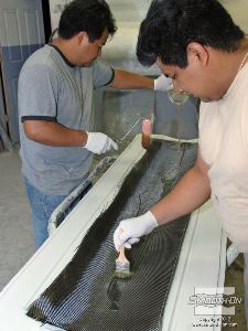 לחיצה להגדלת תמונה מורחים אפוקסי להספגה EpoxAmite בעזרת מברשות ורולרים.