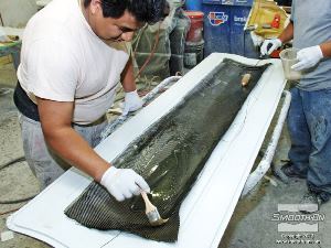 לחיצה להגדלת תמונה מניחים שכבות נוספות של בד קרבון בין השכבות מורחים שכבה נוספת של אפוקסי להספגה EpoxAmine בכל פעם.
