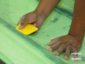 לחיצה להגדלת תמונה התבנית נשארת תחת הלחץ של הואקום על מנת לשחרר את כל האוויר מהחלק.  נותנים לאפוקסי להספגה להתמצק תוך כדי הפעלת הואקום כדי למנוע פגמים בחלק.