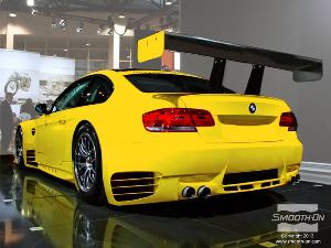 לחיצה להגדלת תמונה כנף סיבי הפחמן הגמורה, מותקנת על אחורי המכונית.