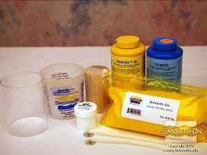 לחיצה להגדלת תמונה מסדרים את כל החומרים והכלים עבור התהליך - צינור אקריליק שקוף ודק, כוס מדידה, חומר הפרדה  Sonite Wax, חתיכת עץ גלילית, סיליקון רך ליציקה OOMOO® 30 , שעוות פראפין ופתילים.