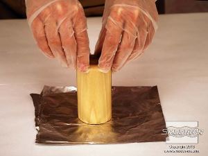 לחיצה להגדלת תמונה לוחצים את העץ לנייר האלומיניום במשך דקה כדי להבטיח הדבקה טובה.