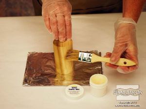 לחיצה להגדלת תמונה לאחר שגליל העץ מודבק לנייר האלומיניום מורחים עליו שכבה דקה ואחידה של חומר הפרדה Sonite Wax כדי לאטום אותו.