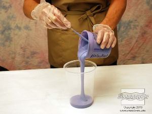 לחיצה להגדלת תמונה מבצעים ערבוב ומזיגה כפולה של הסיליקון OOMOO® 30 עד שמתקבלת תערובת בצבע אחיד. מעבירים את החומר למיכל ערבוב שני וממשיכים לערבב.