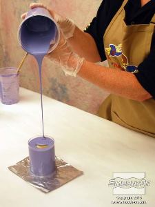 לחיצה להגדלת תמונה יוצקים את הסיליקון OOMOO® 30 עד שמגיעים לעובי של כ-1 ס