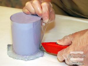 לחיצה להגדלת תמונה מסירים את מעטפת צינור האקריליק. חותכים אותו בזהירות בקו אנכי ישר מלמעלה למטה בסכין חד. היזהר לא לחתוך את עצמך!