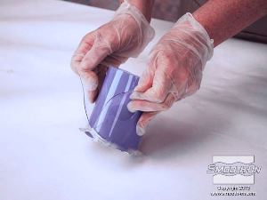 לחיצה להגדלת תמונה מקלפים בזהירות את מעטפת האקריליק מתבנית הסיליקון OOMOO® 30.