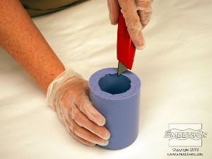 לחיצה להגדלת תמונה חותכים את הגראדים מתבנית הסיליקון OOMOO® 30.