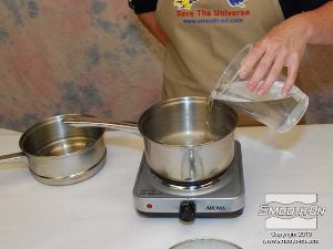 לחיצה להגדלת תמונה שמים את הסיר הגדול יותר על הפלטה החשמלית ושופכים אליו כ2.5 ס