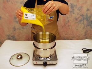 לחיצה להגדלת תמונה שופכים אל הסיר הקטן בערך חצי שקית של גרגירי שעווה.