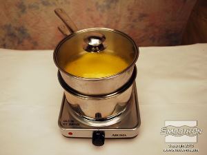 לחיצה להגדלת תמונה מכסים את השעווה במכסה ומניחים לה להתחמם לטמפטורה של כ-82C.