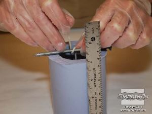 לחיצה להגדלת תמונה שמים את בסיס המתכת של הפתיל בתחתית התבנית ומודדים את העודף. מגלגלים את עודף הפתיל על מסמר (או עפרון או כל חפץ שיותר ארוך מפתח התבנית).