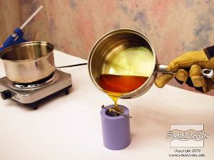 לחיצה להגדלת תמונה כעת התבנית מוכנה ליציקת השעווה. יוצקים בזהירות את השעווה לתבנית הסיליקון OOMOO® 30 ומשתדלים לא לשפוך ישירות על המסמר או מחוץ לתבנית. אם הסיר חם יש ללבוש כפפות.